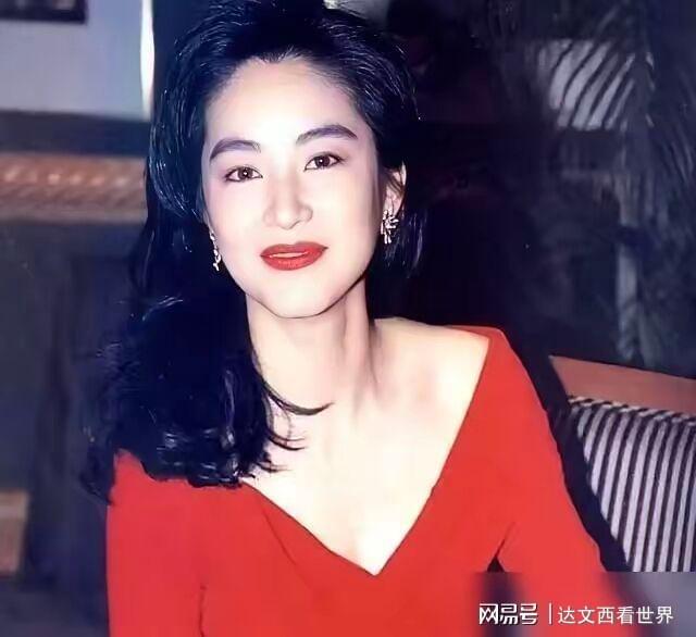 蜘蛛直播-林青霞亲口爆料：当年我全裸给他看，他却吓得扭头就跑！